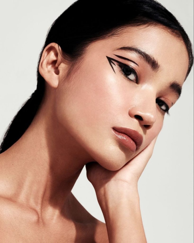 SHISEIDO: Stay sharp with MicroLiner Ink in Black. To complete this look by @irismoreaumak… Stay sharp with MicroLiner Ink in Black. To complete this look by @irismoreaumak...