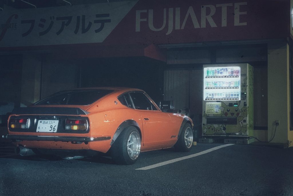 Grabbed a quick shot on the way home. No idea what car that is but I like it.