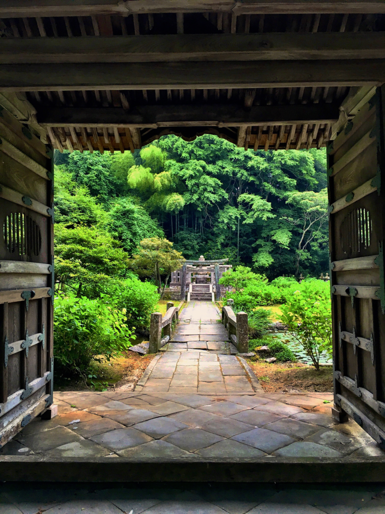 Gateway through to wild garden at Gesshouji Temple, Matsue, Shimane Prefecture [OC]