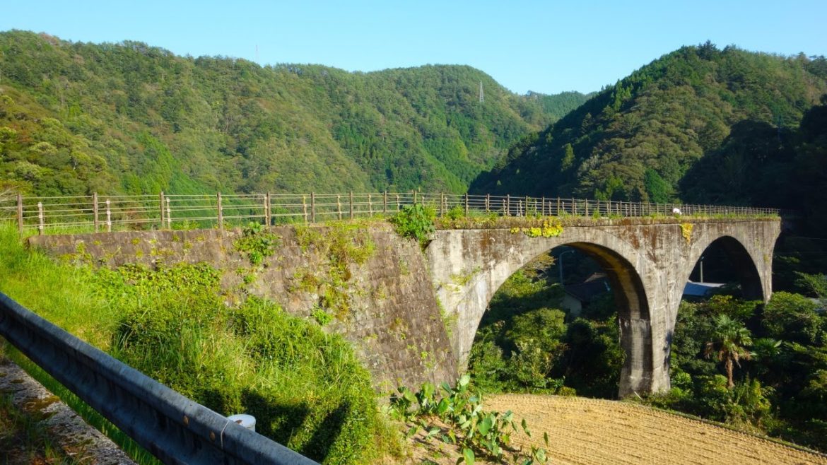 Shikoku Walking Tour - Walking around The Shimotsui Eyglasses Bridge, Japan