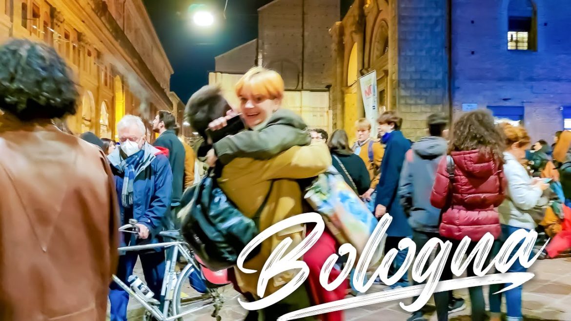 WHAT HAPPENS AT NIGHT IN BOLOGNAItaly - 4k Walking Tour around the City - Travel Guide. #Italy