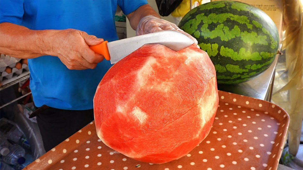 주말엔 10통씩은 쪼갠당께!? 아재들의 성지! 시장통 1500원짜리 수박화채(토스트,팥빙수,미숫가루)┃Sweet Watermelon Punch!/Korean street food 주말엔 10통씩은 쪼갠당께!? 아재들의 성지! 시장통 1500원짜리 수박화채(토스트,팥빙수,미숫가루)┃Sweet Watermelon Punch!/Korean street food