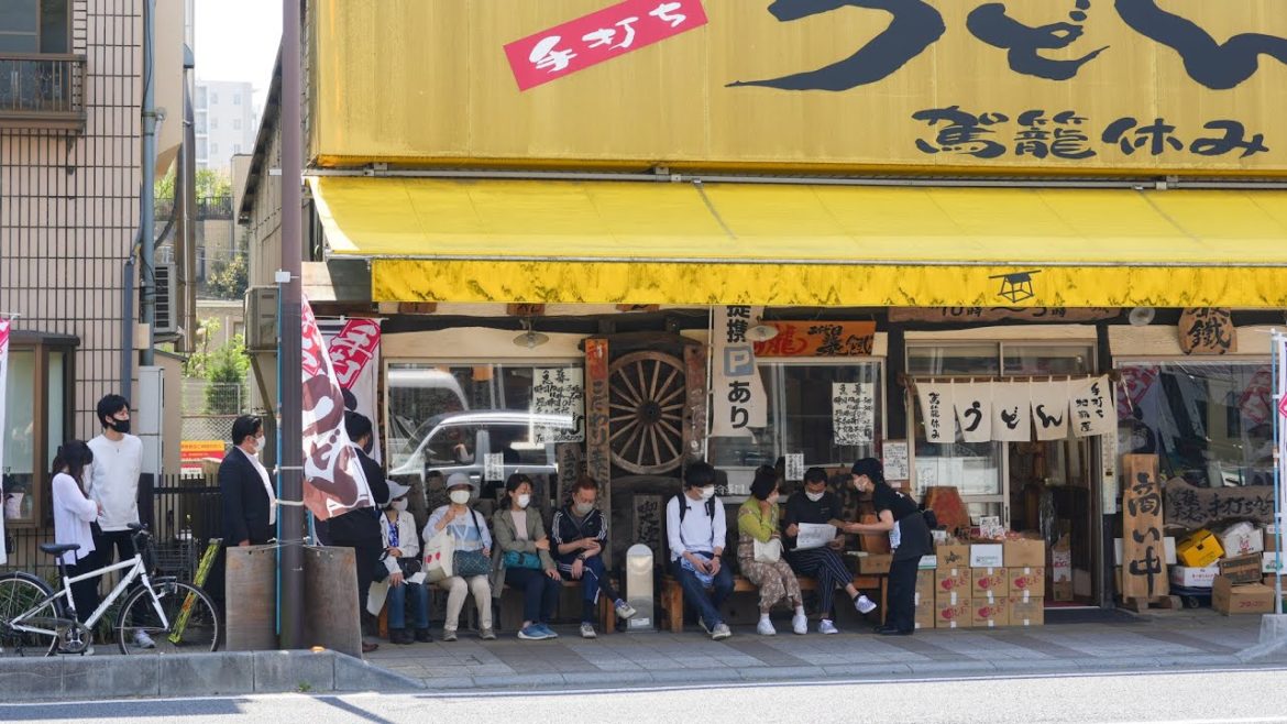 People line up even before the udon restaurant opens. Japanese street food 우동 うどん People line up even before the udon restaurant opens. Japanese street food 우동 うどん