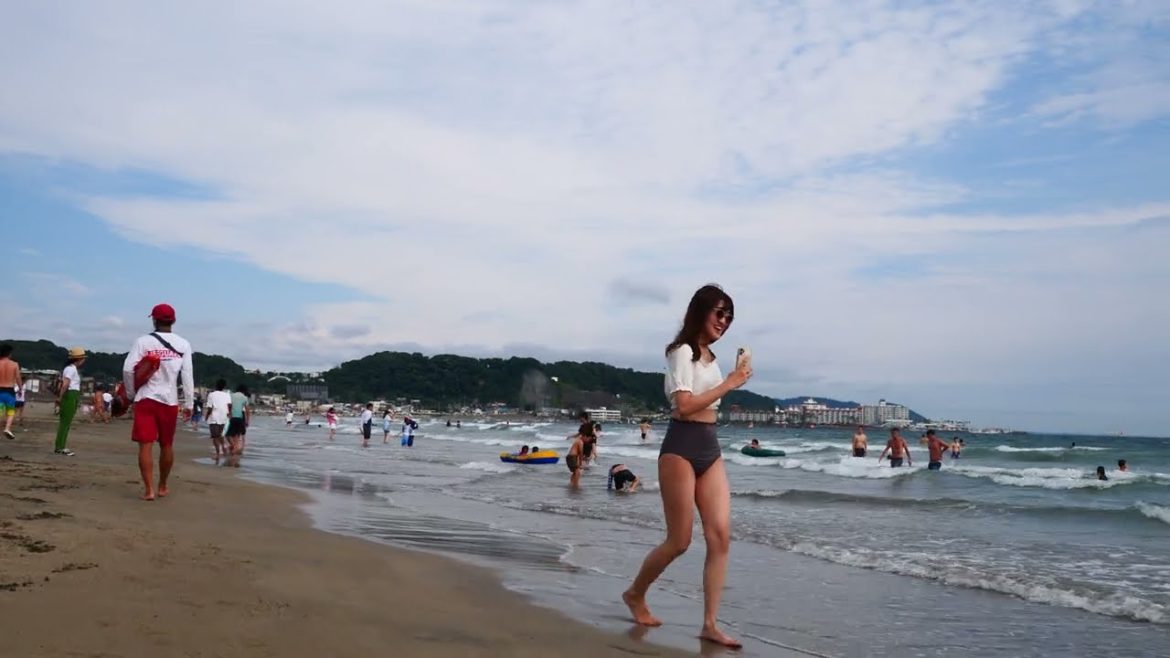 [4K] Tokyo Beach Weekend Walk. Kamakura - 2022
