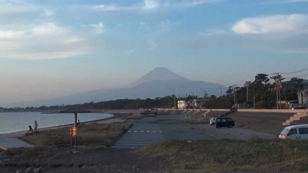 沼津市静浦の海岸と富士山