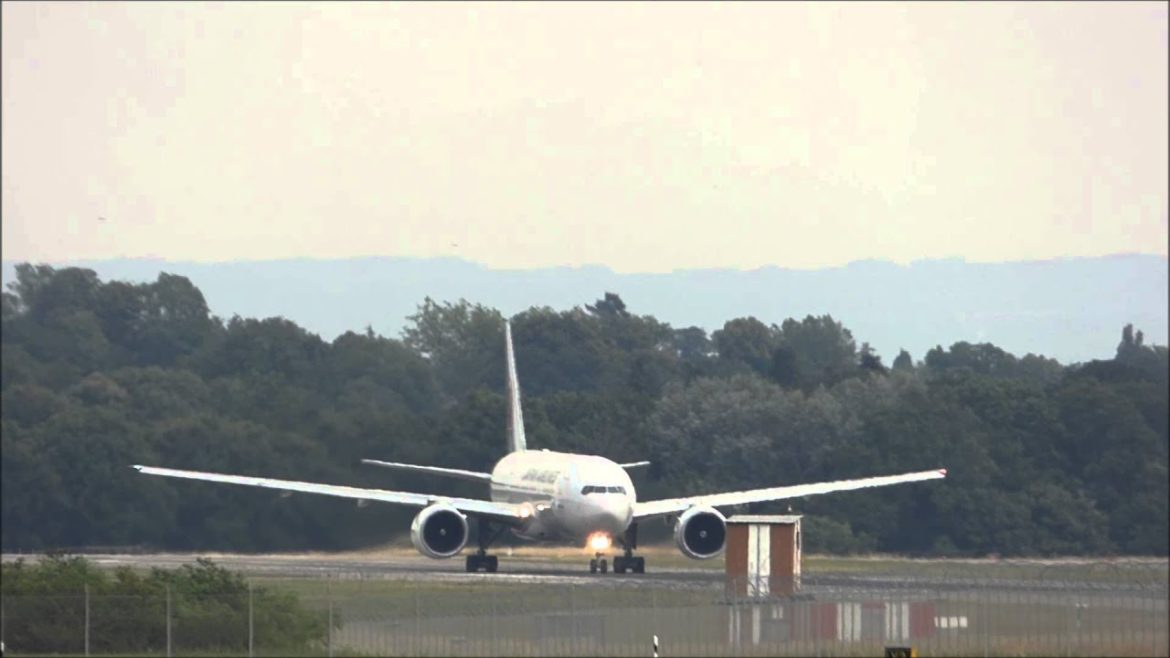 [FullHD] Japan Airlines Boeing 777-200 landing & takeoff at Geneva/GVA/LSGG