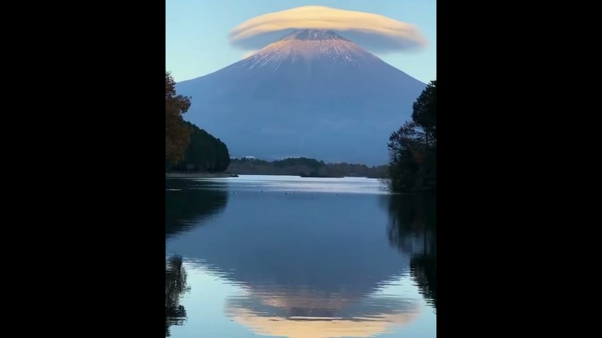 A beautiful cloud formation at Mt. Fuji, Japan 🇯🇵