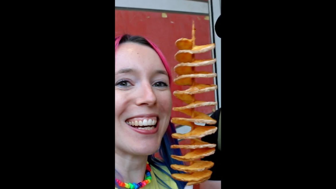 🌪️ Festival Food in Japan: Tornado potatoes 🌪️🥔 #Shorts