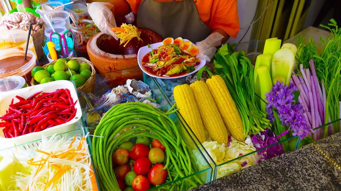Super Spicy !! BOK LAHONG | Khmer Fresh Papaya Salad | Cambodian Street Food [Eng Sub]