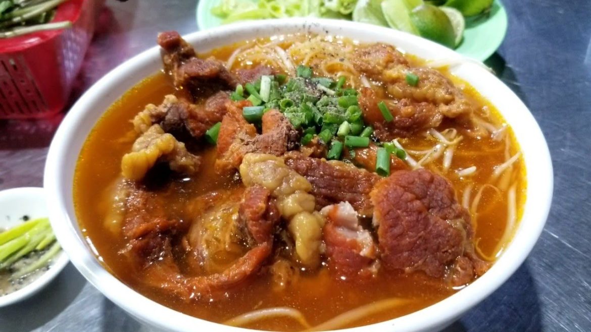 Phát hiện quán Bò kho, phở bò bán giờ linh đầy ấp thịt giá rẻ không ngờ Phát hiện quán Bò kho, phở bò bán giờ linh đầy ấp thịt giá rẻ không ngờ