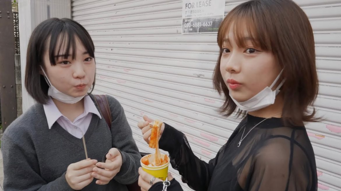 【4K】Two very cute Japanese girls walk and eat in Tokyo - street food (Oct.2021) 【Japan】