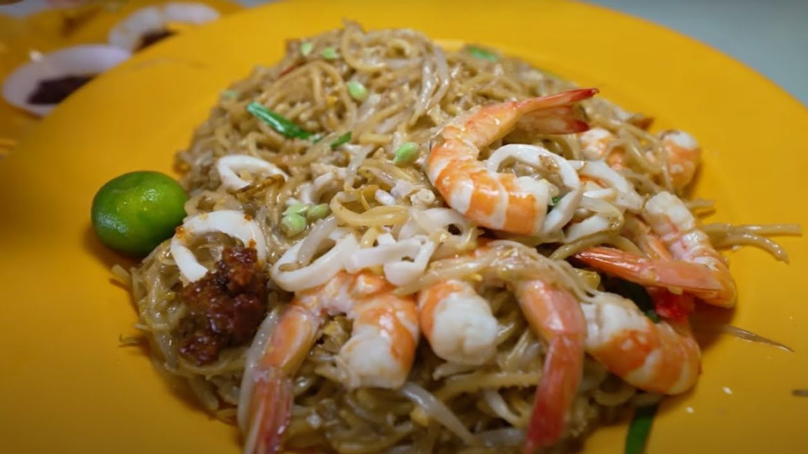 MUST TRY Singapore CHEAP EATS! Best Hokkien Mee in Singapore Hawker Street Food
