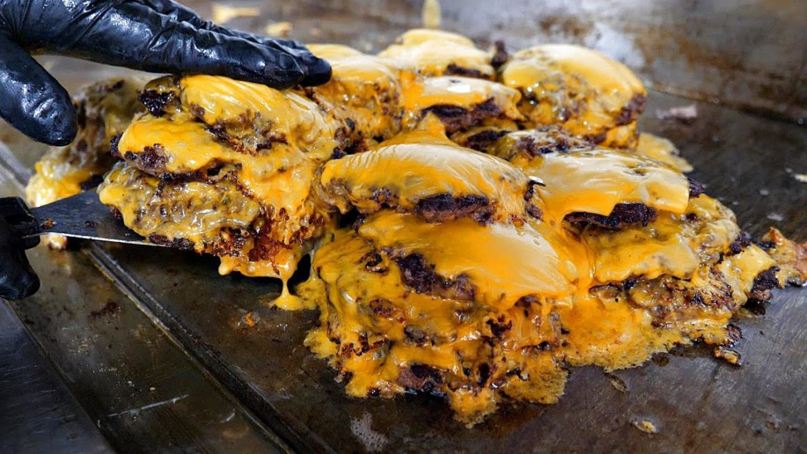 월 200만원 적자에서? 하루 200개까지 팔린다는! 미국식 더블 치즈버거 / american style cheeseburger / korean street food 월 200만원 적자에서? 하루 200개까지 팔린다는! 미국식 더블 치즈버거 / american style cheeseburger / korean street food