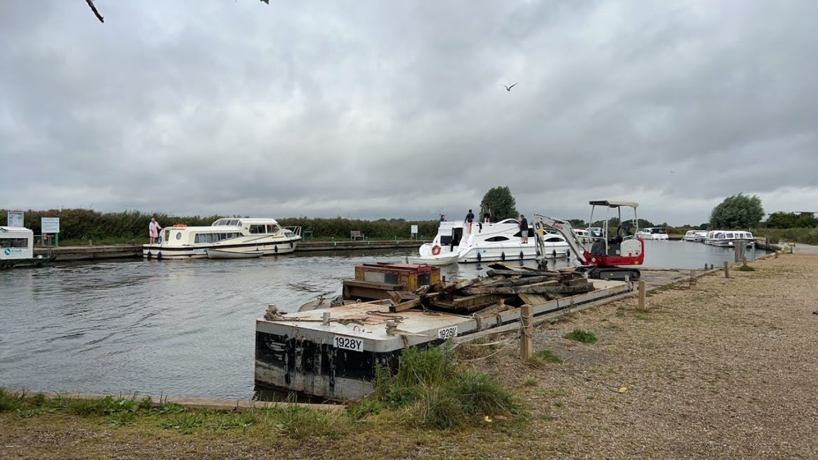 #Live Sunday Morning At Ludham In The Norfolk Broads Waiting For The Boats To Go Past #LiveStreaming