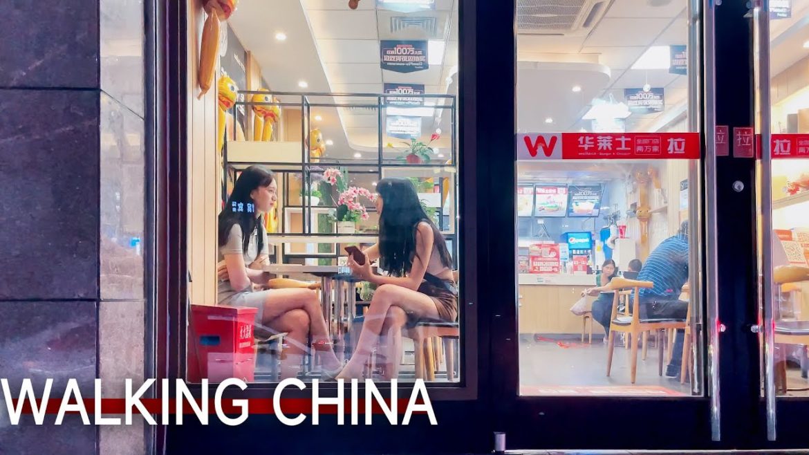 China Walking 4k HDR | The hot summer can't stop Chongqing people from shopping.105.8℉
