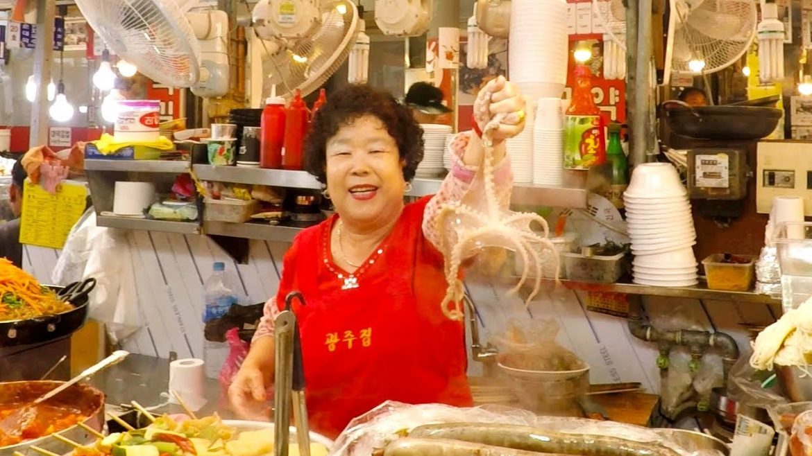 Eating live octopus, Kwang Jang Market, Trick Eye Museum, Meerkat Cafe | Day 2, part 1 | Seoul Korea