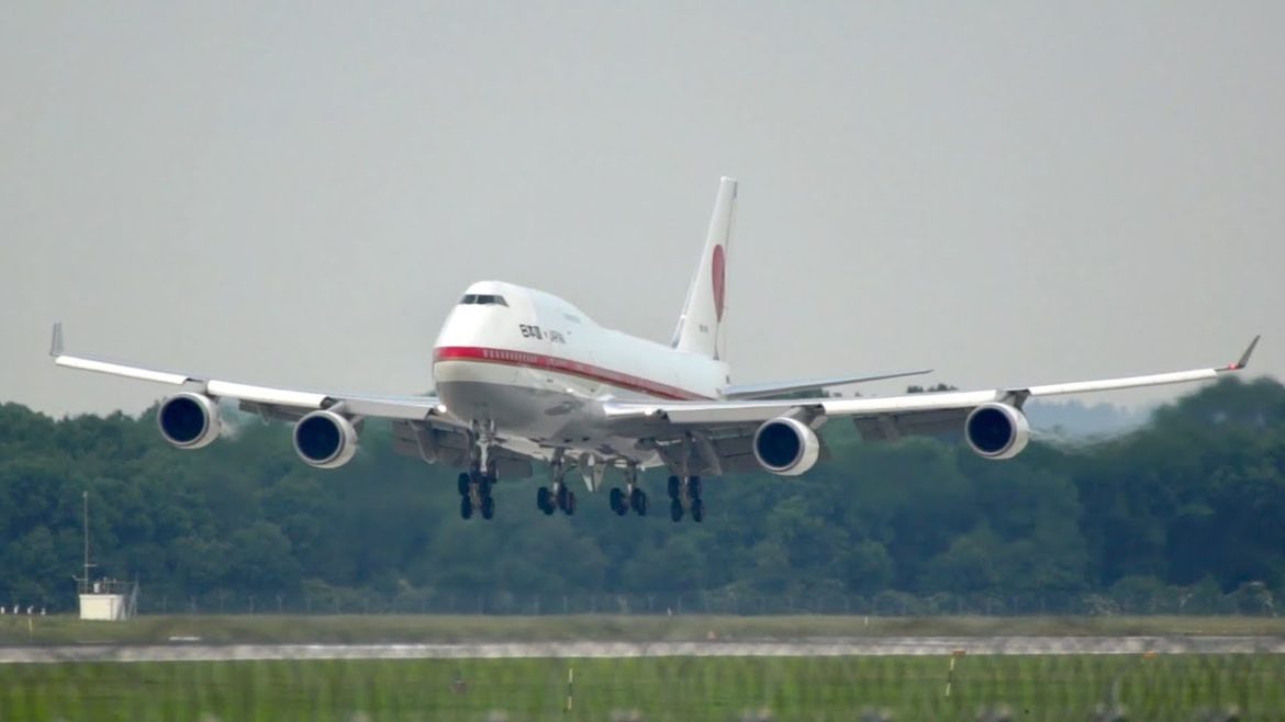 Widebody arrivals at Munich Airport Boeing 787 777 747 Airbus A380 A350 A340 A330 Compilation Widebody arrivals at Munich Airport Boeing 787 777 747 Airbus A380 A350 A340 A330 Compilation