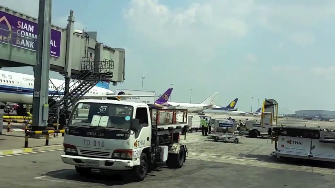 Thai Airways Boeing 787-8 Dreamliner Economy Class Flight Report: TG413 Bangkok to Singapore Thai Airways Boeing 787-8 Dreamliner Economy Class Flight Report: TG413 Bangkok to Singapore