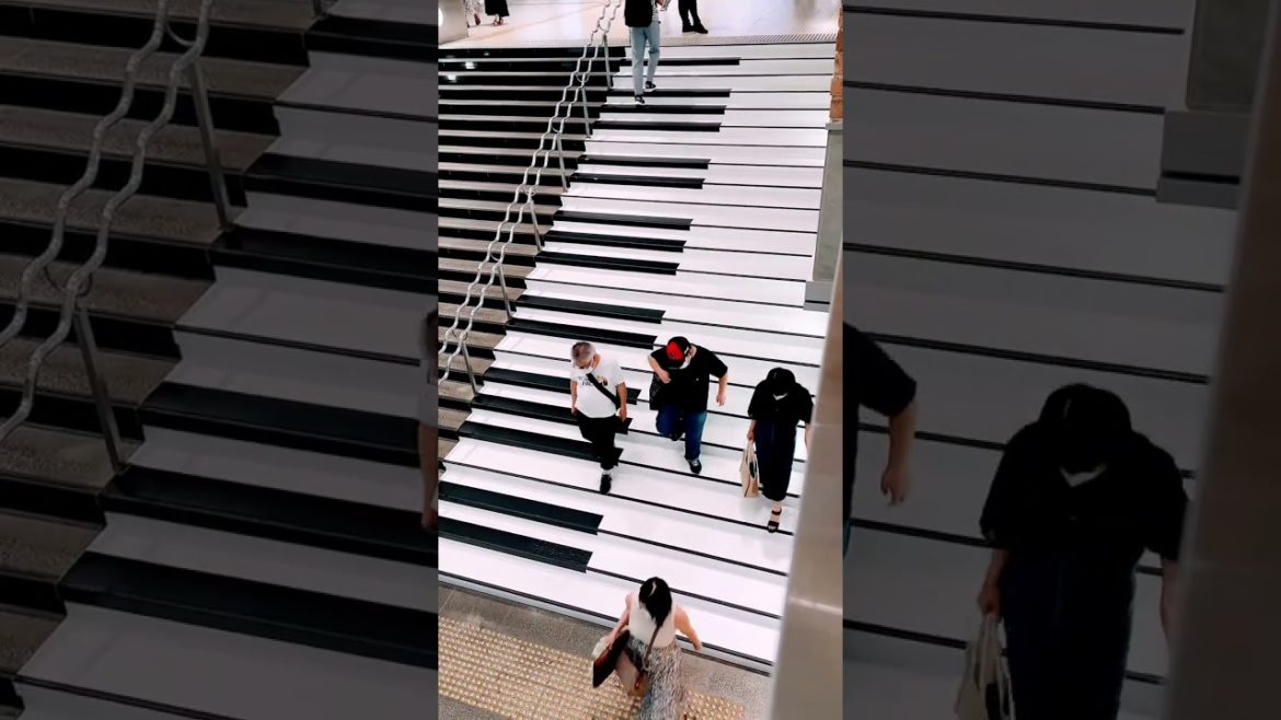 西鉄福岡(天神)駅 巨大階段ピアノ