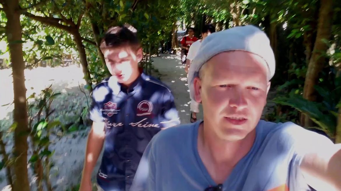 Ryukyu Mura and Churaumi Aquarium Tour / Okinawa, Japan