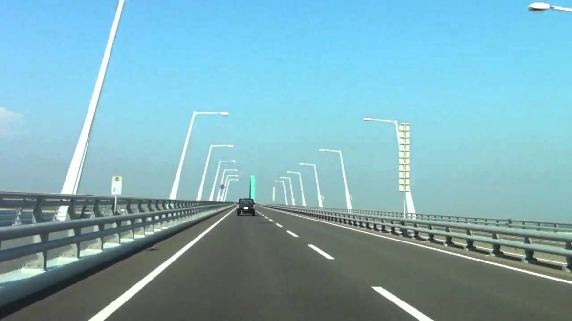 Driving on Kita-Kyushu Airport Gateway Bridge (by iPhone4, x2 speeds)