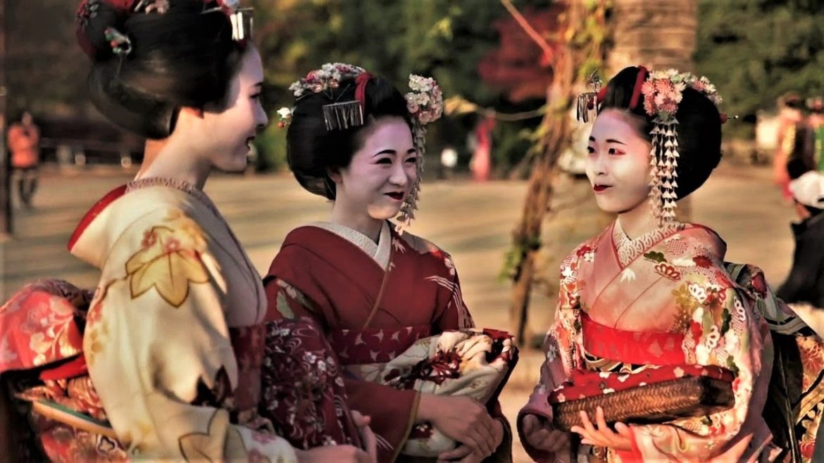 Kyoto Walk || GEISHA WATCHING IN KYOTO - Part 3 || GEISHA Performing for Customers at Dinner Party