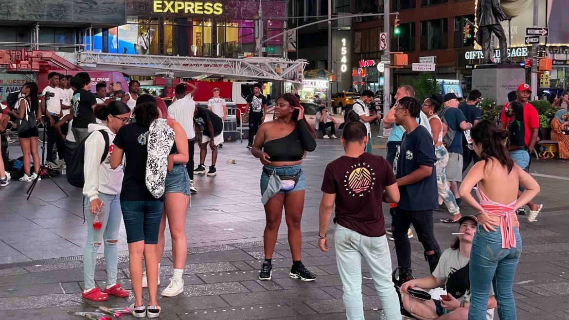 🇺🇸Live in NYC(08.09.2022): Tuesday Night in Hot and Humid Manhattan(84F - 29C)