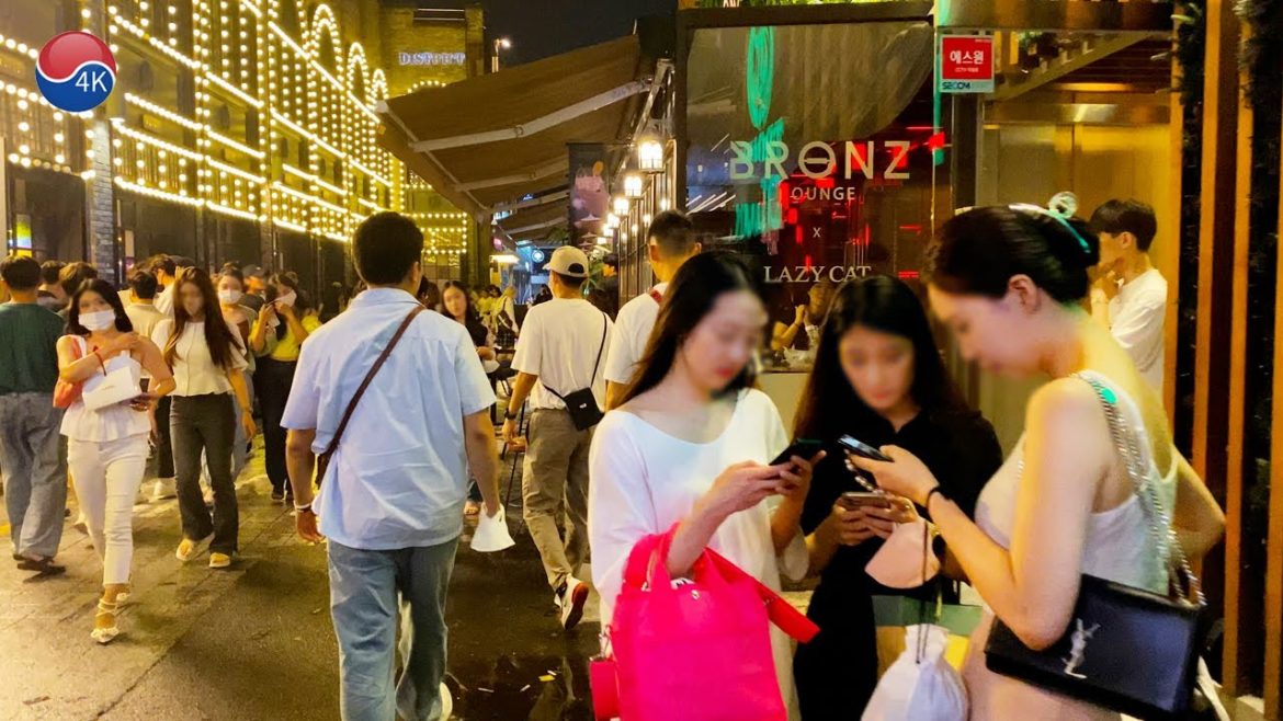 북적거리는 주말 이태원 밤거리 인파, 화려한 클럽 골목에 흠뻑 빠지다. 외국같은 거리 풍경, 세계음식문화거리, 퀴논길, 서울 트래블 워커. 북적거리는 주말 이태원 밤거리 인파, 화려한 클럽 골목에 흠뻑 빠지다. 외국같은 거리 풍경, 세계음식문화거리, 퀴논길, 서울 트래블 워커.