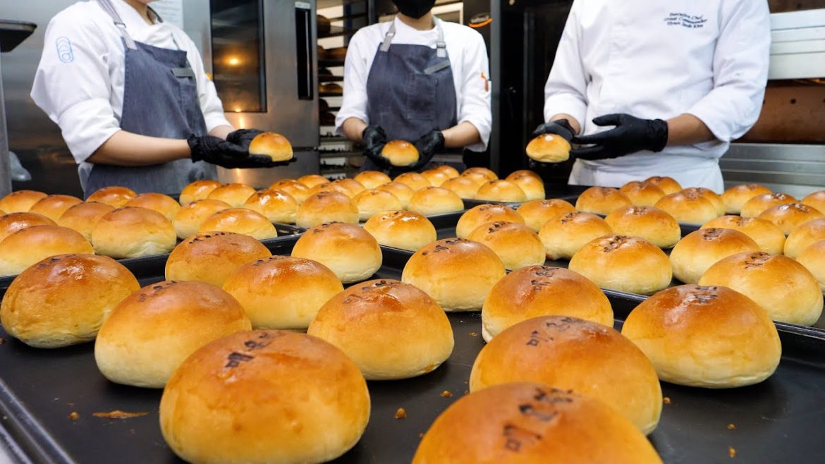카페에서 소문난 빵? 생선살이 들어간! 세계 최초로 개발한 매운탕빵 making spicy fish soup bread (maeuntang) - korean street food