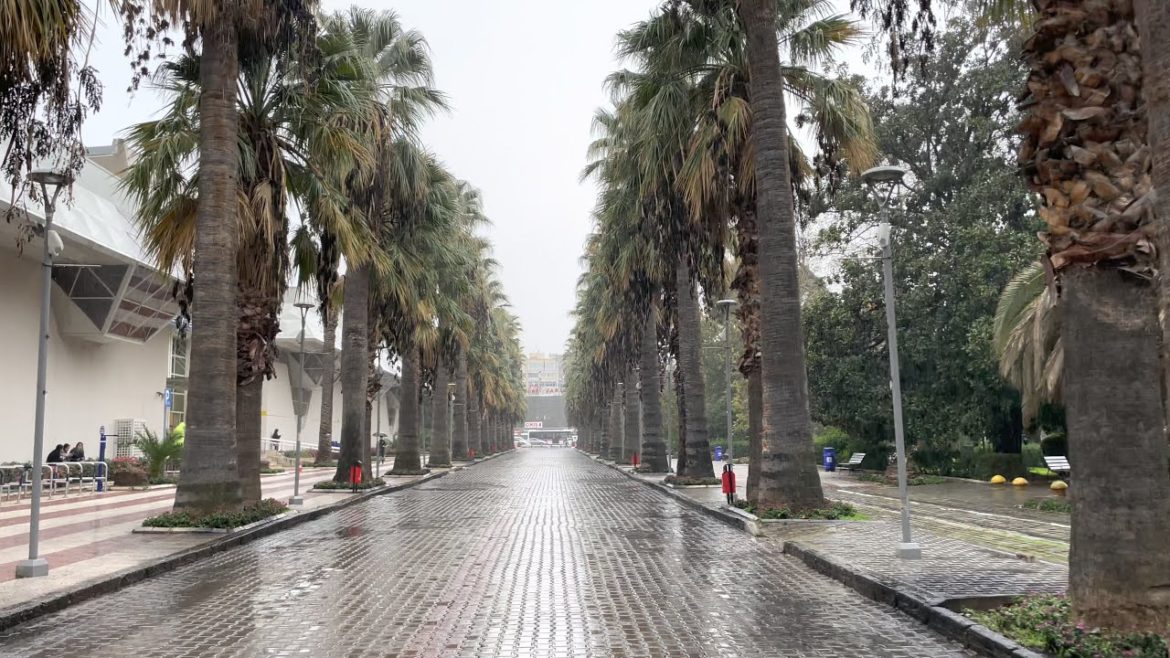 Rain walking tour โช๏ธ Walking in the rain 4K HDR Rain walking tour โช๏ธ Walking in the rain 4K HDR