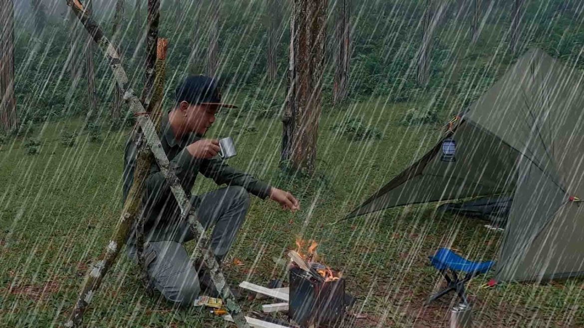 BUSHCRAFT TRIP • SOLO CAMPING IN HEAVY RAIN WITH THUNDERSTORM • RELAXING IN THE TARP SHELTER ASMR