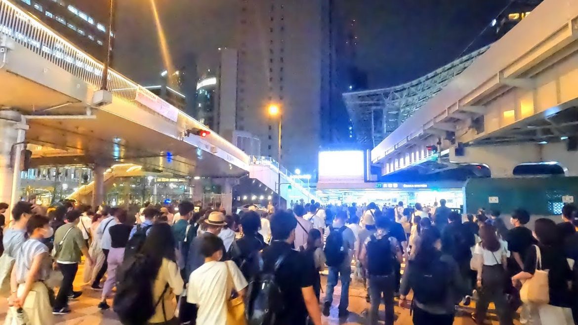 【4K高画質】夜の大阪梅田を散歩！休日で賑わう関西最大の都市！