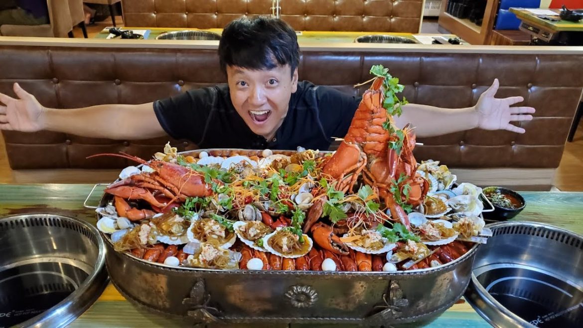 SPICY LOBSTER SEAFOOD HOTPOT LAKE! 15 Person SEAFOOD CHALLENGE in Singapore