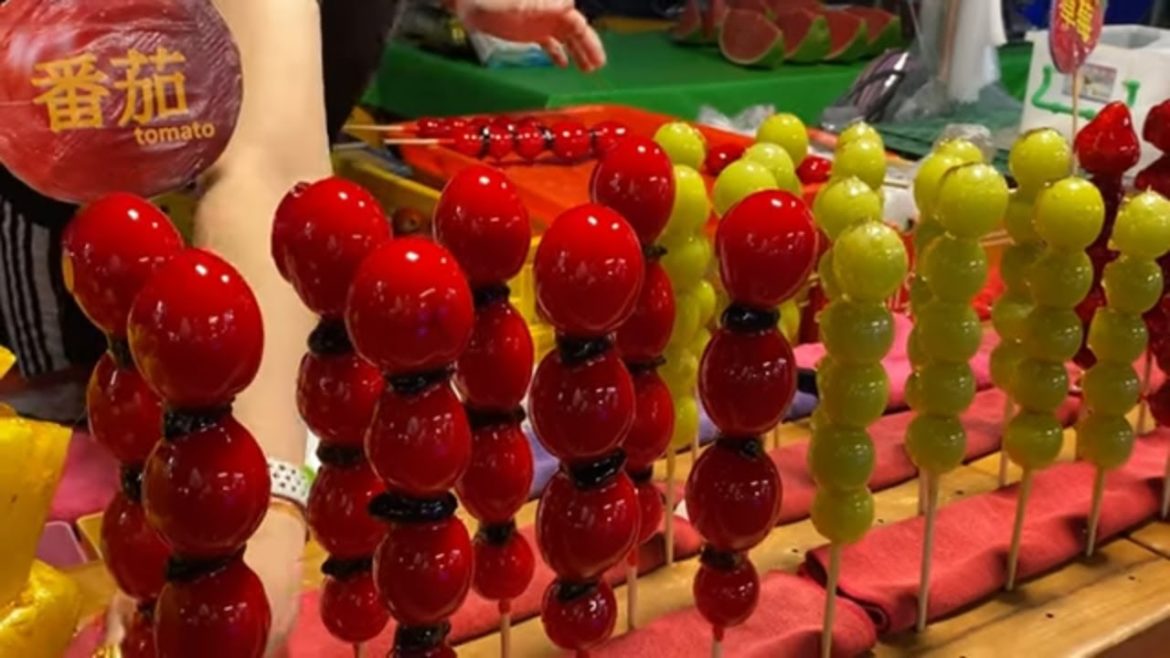 Tanghulu ! Candied Fruits ! Strawberry, Kiwi, Grapes ! - Taiwanese Street Food