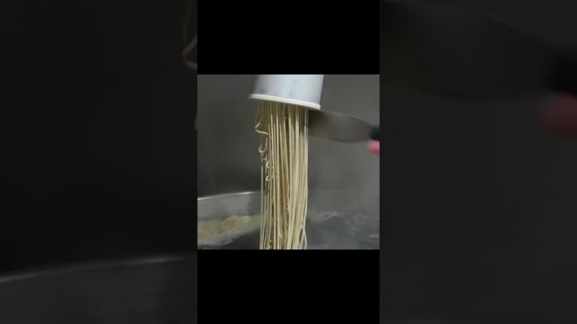 Japanese soba noodles in Tokyo!! Street Food そば 소바 蕎麥麵 #shorts