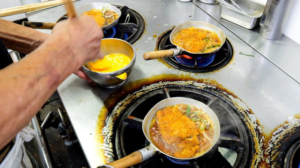 熟練のカツ丼さばき！！常連さんが２０年間頼み続ける大将こだわりの一杯丨Udon Restaurant's Ultimate Egg Rice Bowl