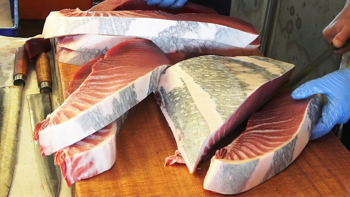 Bluefin Tuna Cutting, Tuna Steaks & Sashimi / 黑鮪魚切割, 黑鮪魚肉排和生魚片 - Taiwanese Food