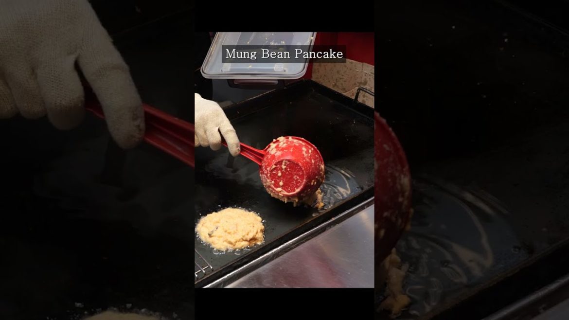 겉바속촉! 비 오는 날 생각나는 시장표 녹두빈대떡 Mung Bean Pancake #shorts