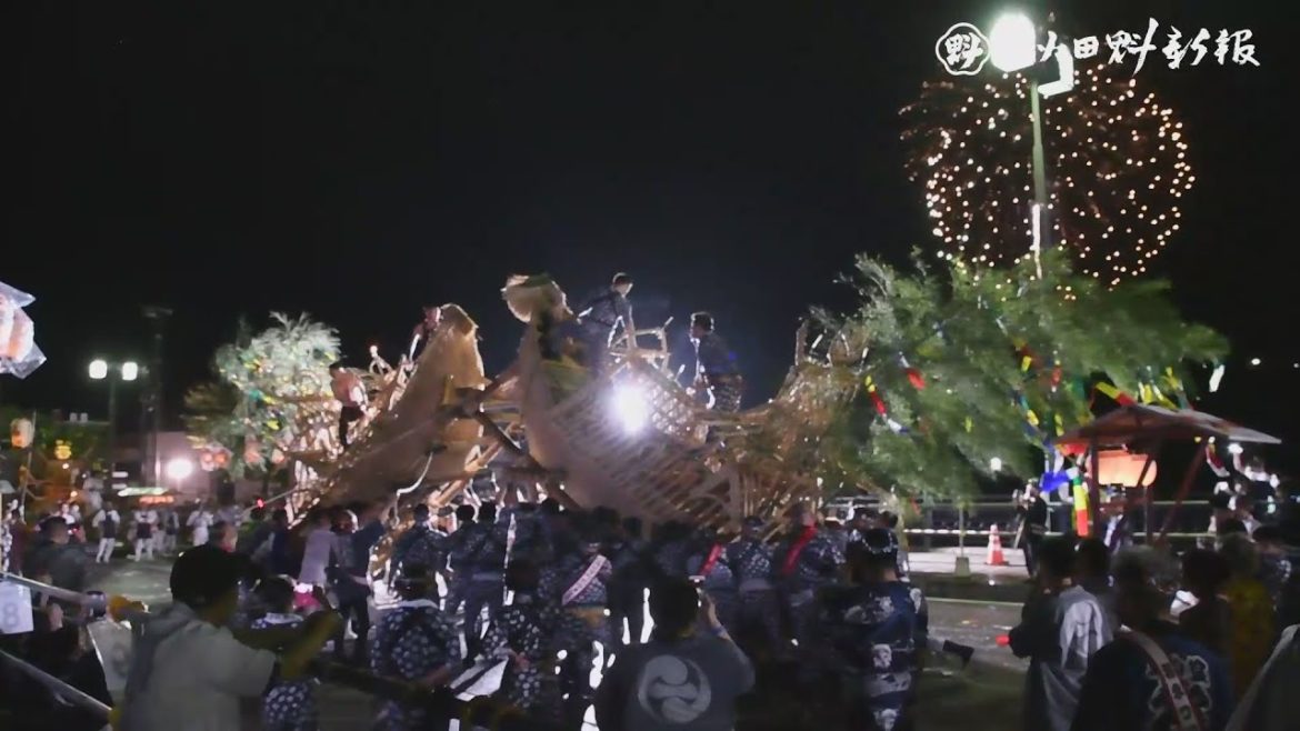 ３年ぶり屋形舟が豪快なぶつけ合い　横手の送り盆まつり