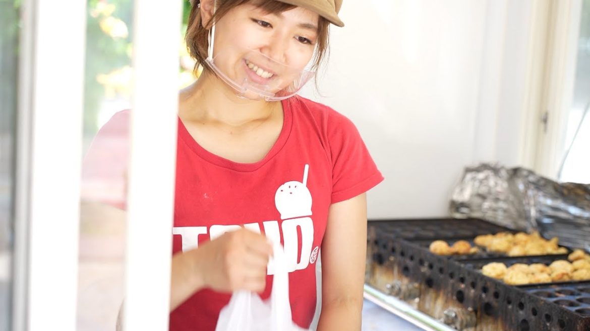Japanese Street Food - Lady's Takoyaki Food Truck Octopus Balls Cooking Stall ASMR 大阪たこ焼き本舗まる