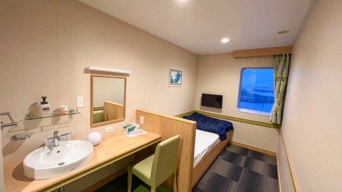 Japan's Overnight Ferry Travel 🛳 🍊 Comfortable capsule rooms🛏