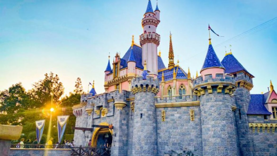 🚨LIVE Hot Evening at Disneyland | Pin Trading, Rides, Treats | Disneyland Resort 🚨LIVE Hot Evening at Disneyland | Pin Trading, Rides, Treats | Disneyland Resort