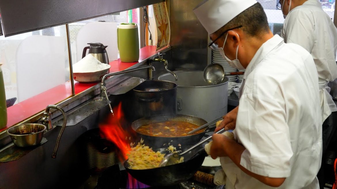 Delicious Egg Fried Rice and GYOZA! Professional Cooking at the Chinese Restaurant 町中華 チャーハン ターローメン