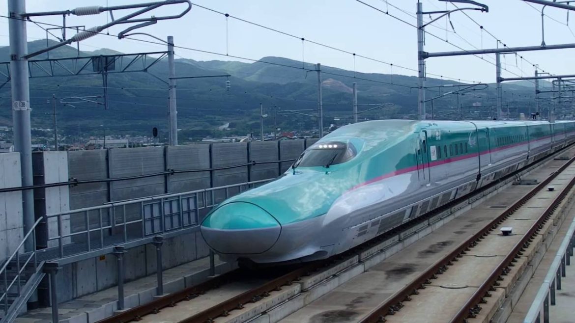 北海道新幹線E5系はやぶさ 新函館北斗駅到着 Hokkaido Shinkansen "HAYABUSA"