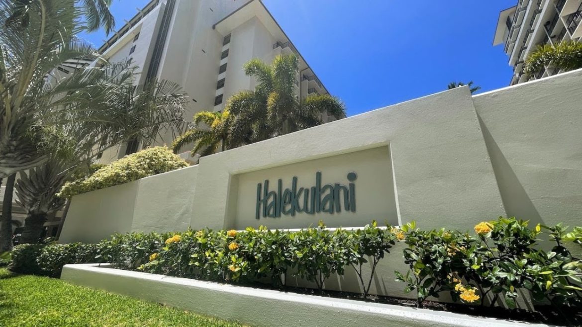 Halekulani Hotel | Tour & Room Review