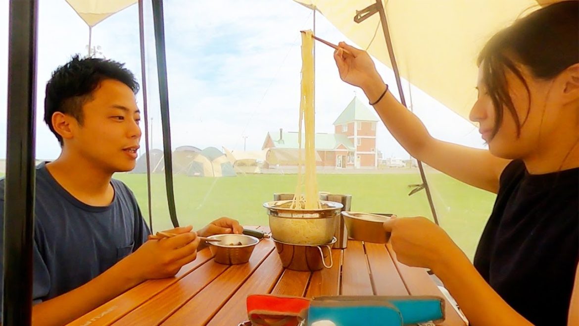 仕事を辞めて軽自動車で生活するカップルと犬2匹。北海道キャンプのリアルな過ごし方に密着。