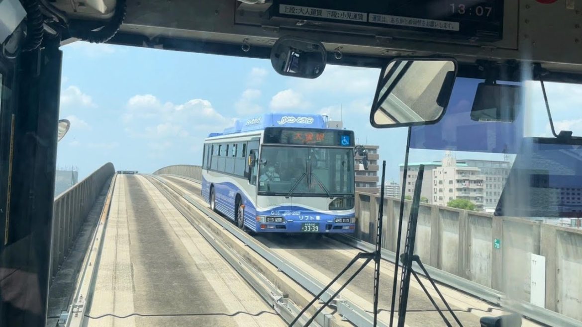 JAPAN GUIDEWAY BUS - Runs Along The Rails Like A Train 日本のガイドウェイバスは、電車のようにレールに沿って走っています。