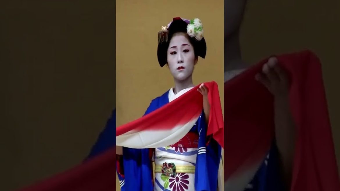 Geisha Apprentice (Maiko) Dance at Gion Corner in Kyoto #shorts