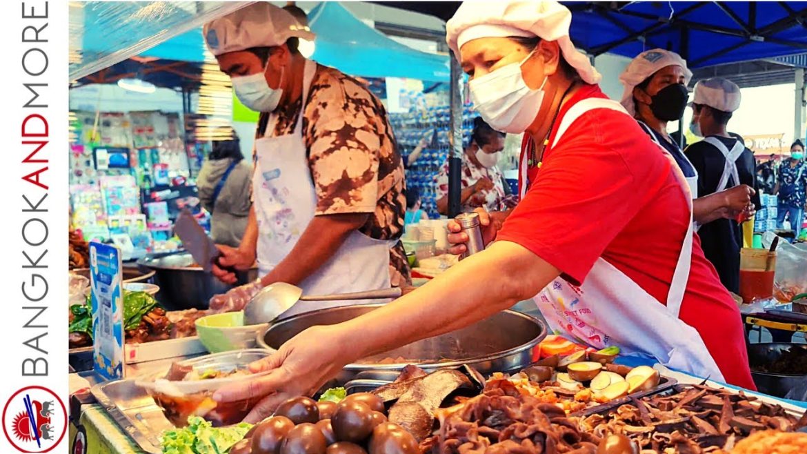 THAI STREET FOOD in Bangkok  Yummy Seafood, Pork and More...