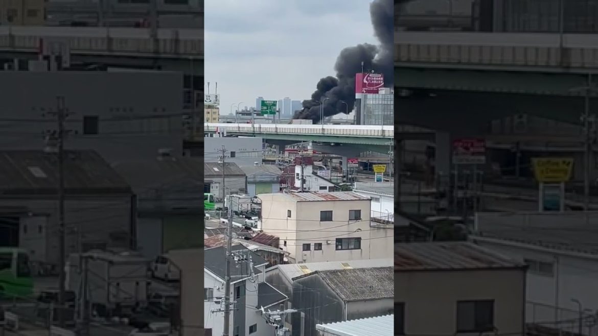 2 名古屋高速でバスが横転し炎上 2人心肺停止 / Bus overturns and in fire in Japan, two had CPA 2 名古屋高速でバスが横転し炎上 2人心肺停止 / Bus overturns and in fire in Japan, two had CPA